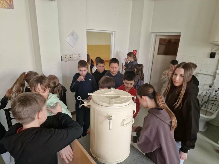 37b98282-a7f4-4b76-bd0f-64e47b27a176